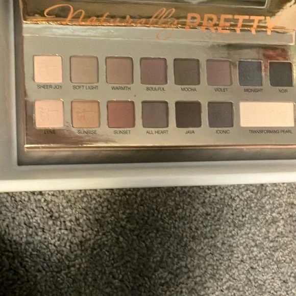 NWOT IT Cosmetics Naturally Pretty Palette Vol. 1 Matte - Picture 3 of 5